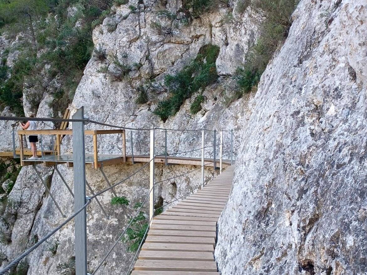 Half-day guided tour to Relleu with hike and museum visit
