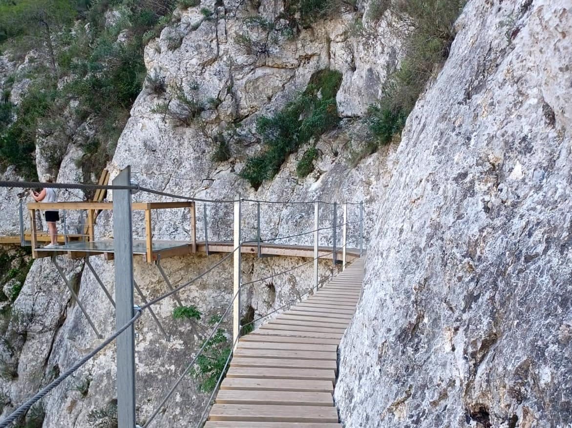 Half-day guided tour to Relleu with hike and museum visit