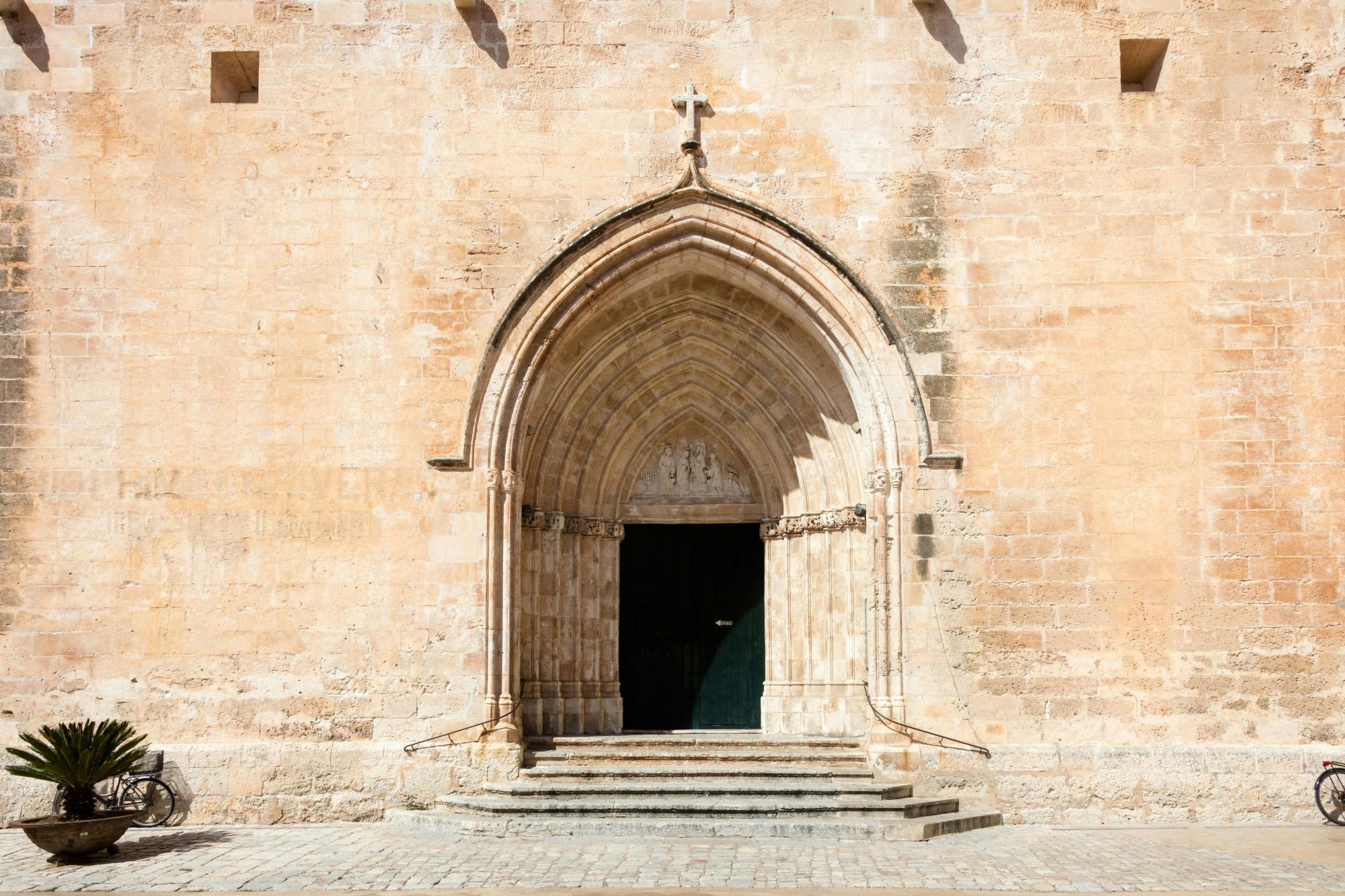 Ciutadella walking tour with shopping, El Toro visit and Casa Olivar