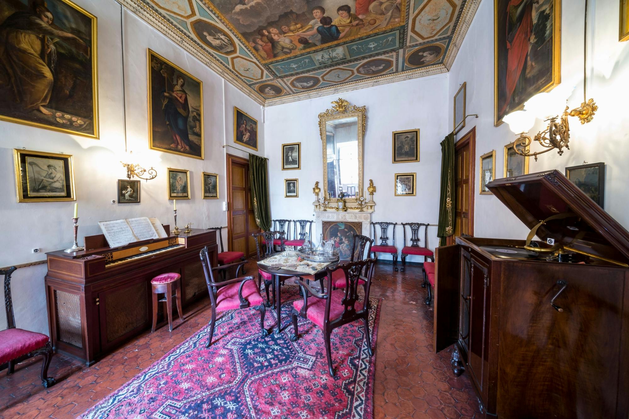 Ciutadella walking tour with shopping, El Toro visit and Casa Olivar