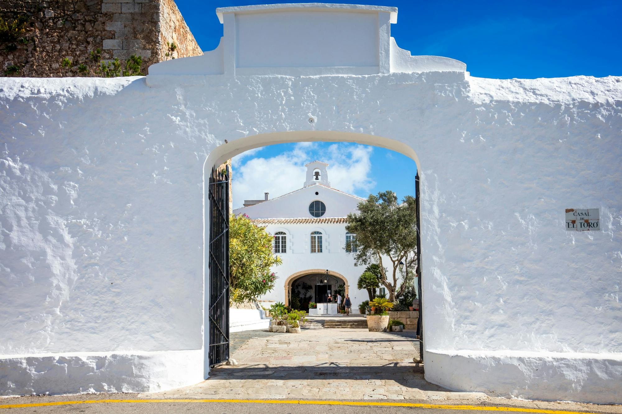 Ciutadella walking tour with shopping, El Toro visit and Casa Olivar