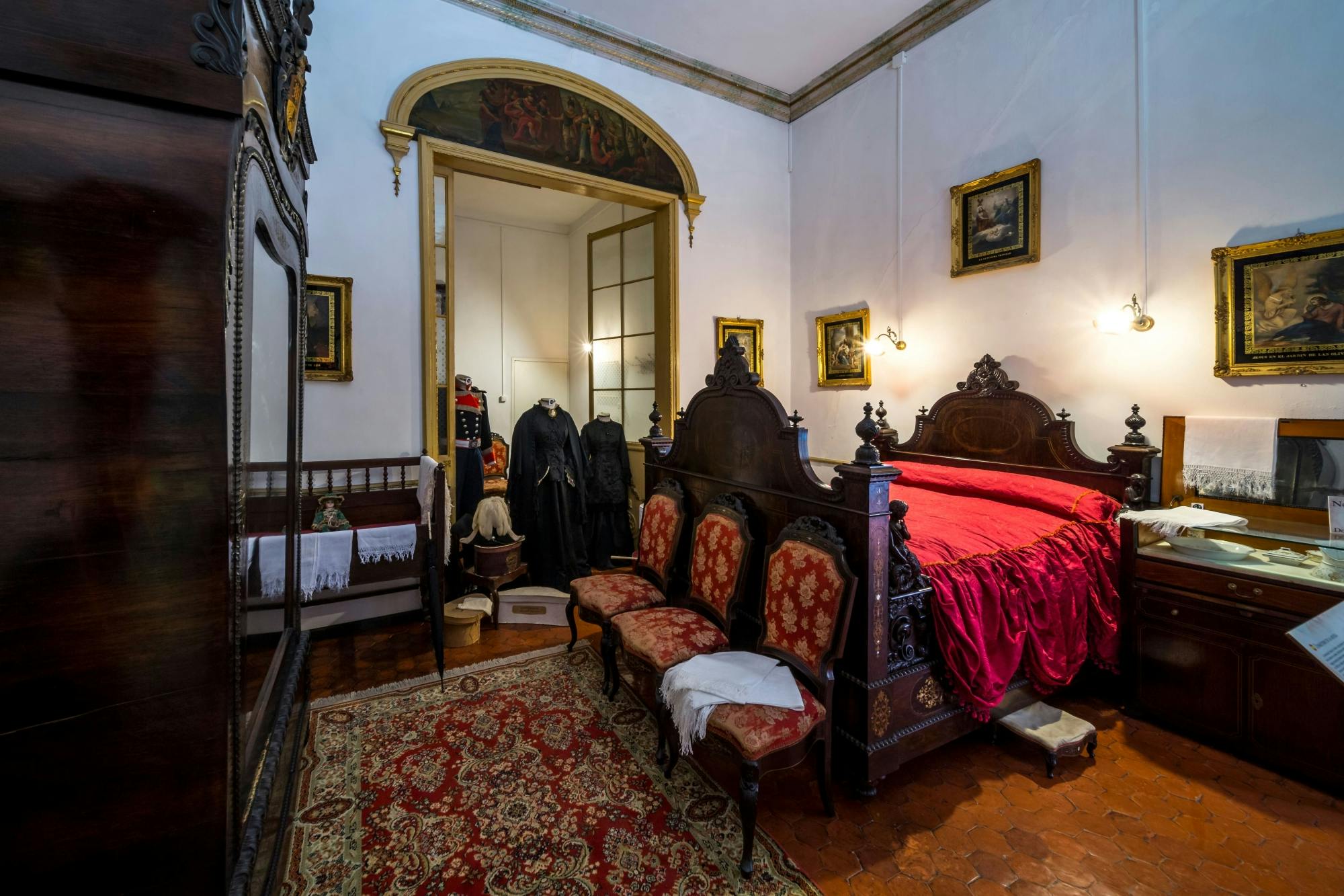 Ciutadella walking tour with shopping, El Toro visit and Casa Olivar