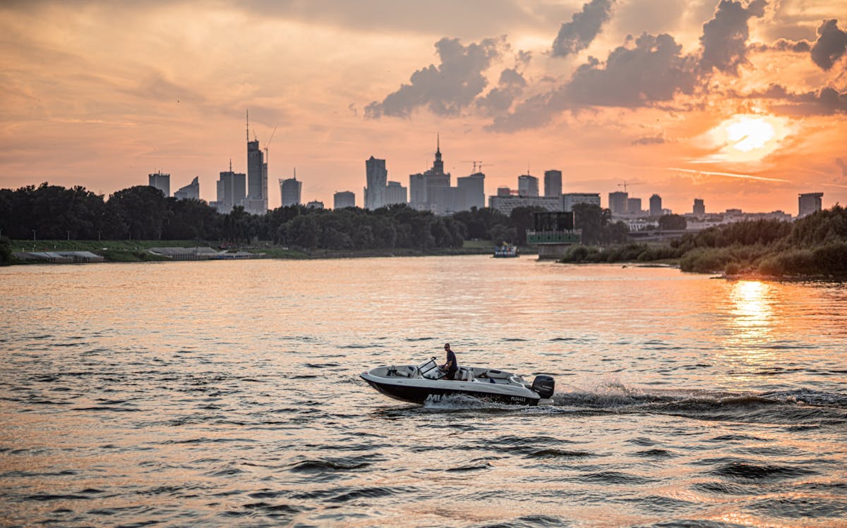 Sunset motorboat cruise on the Vistula river with prosecco