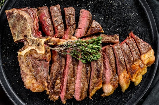 Experiência de culinária de bifes ao estilo florentino com um chef e vinho ilimitado