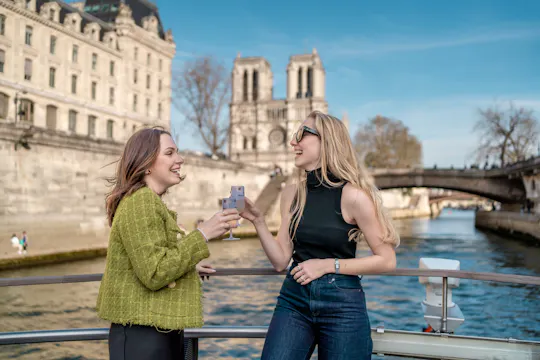 Cruzeiro turístico com champanhe saindo de Notre-Dame de Paris