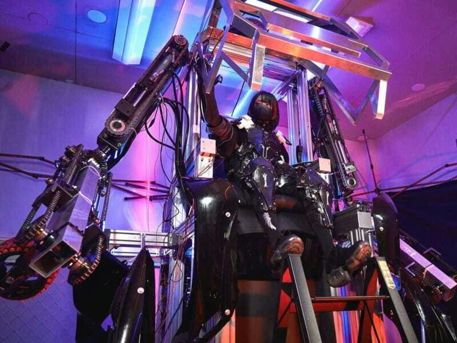 Giant robot piloting experience in Tokyo