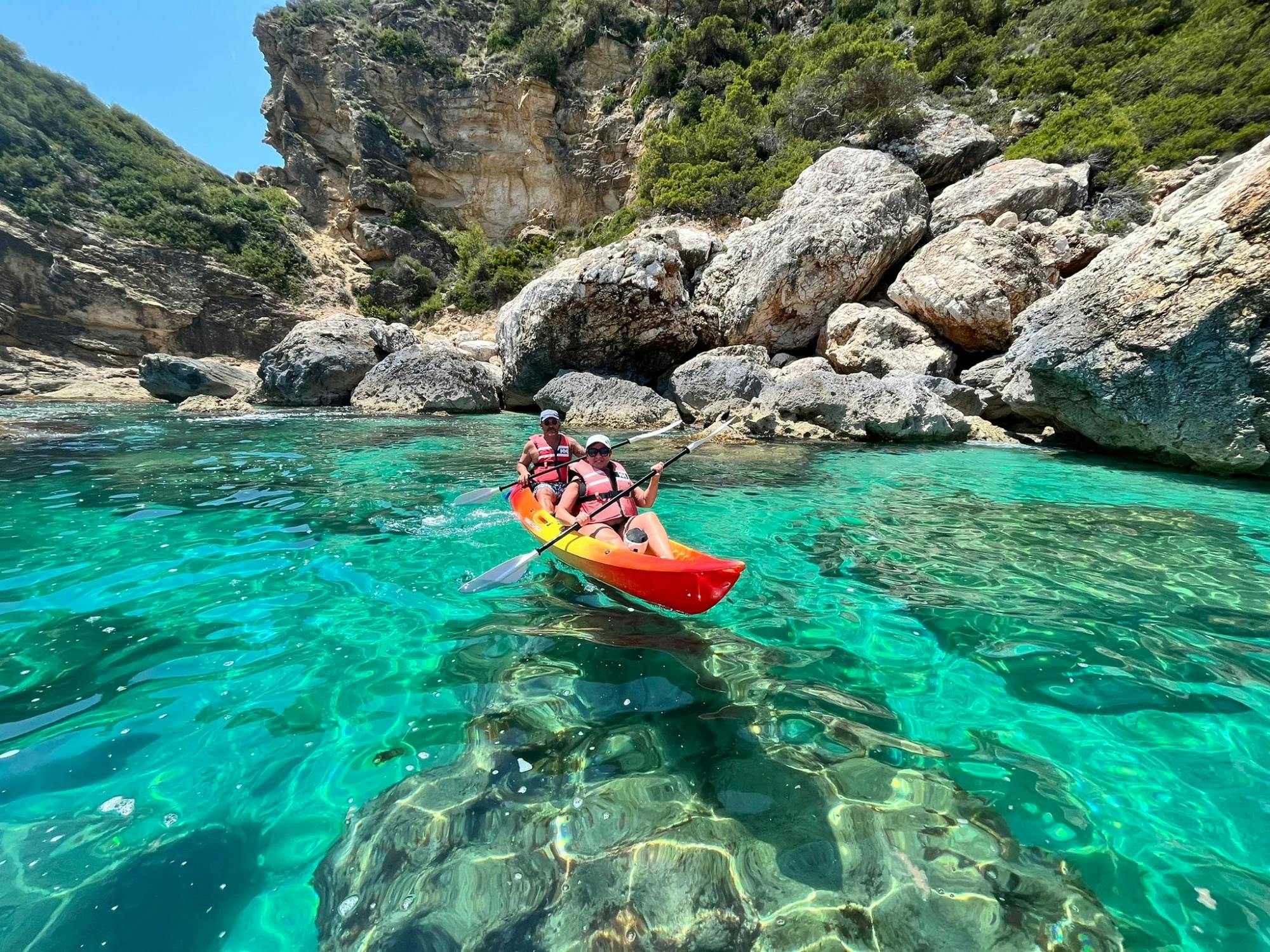 Excursión guiada en kayak por Cala Granadella