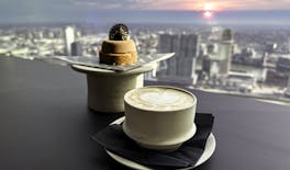Pâtisseries, boisson chaude et vue au Celest Bar à Rotterdam