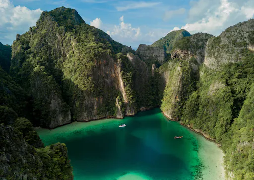 Full-day Phi Phi Islands Speedboat Tour with Pileh Lagoon