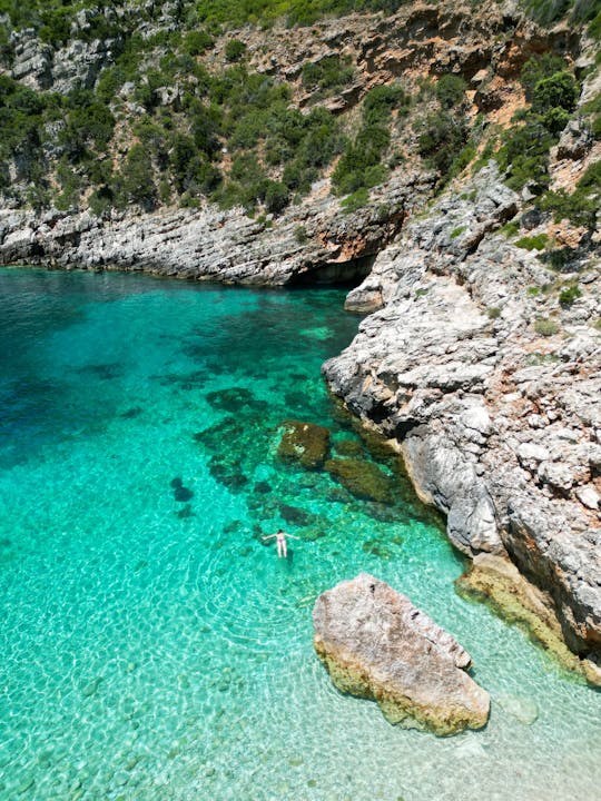 Visite guidée en hors-bord des plages de Karaburun en Albanie