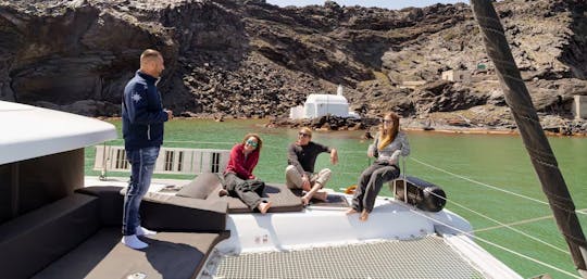 Cruzeiro de catamarã ao longo da costa de Santorini saindo de Fira