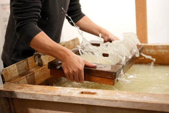 Erfahrung in der Herstellung japanischen Washi-Papiers in Asakusa