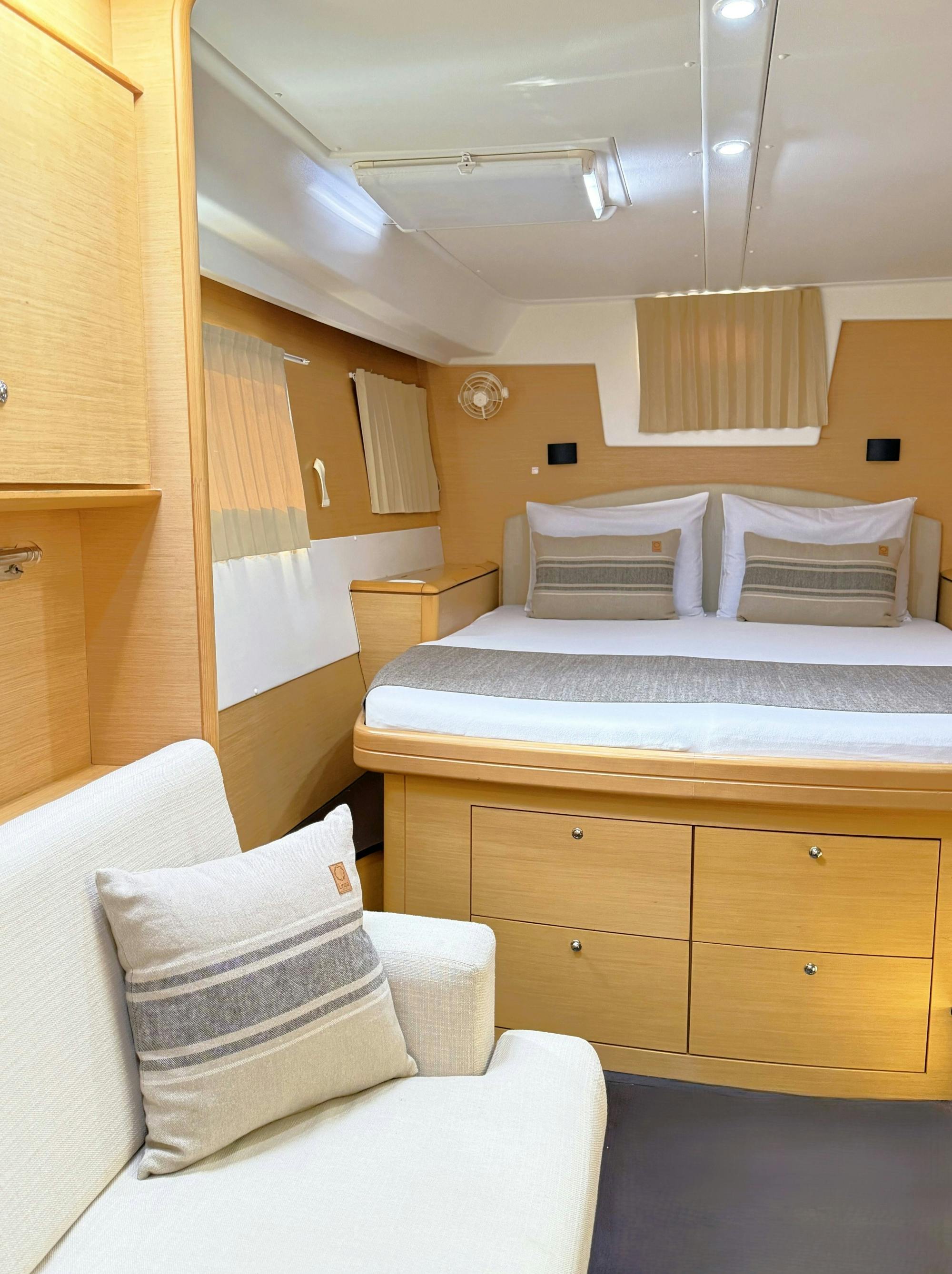 Premium Catamaran Cruise to Dia Island