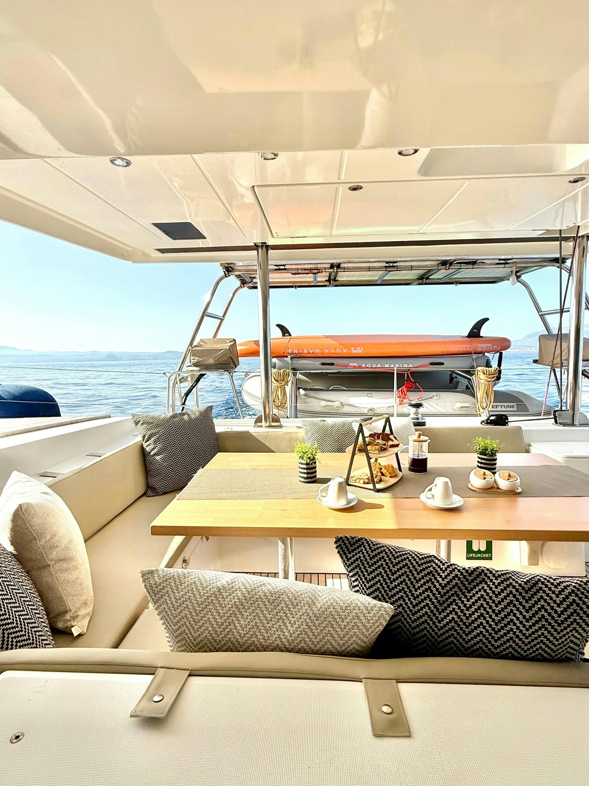 Premium Catamaran Cruise to Dia Island