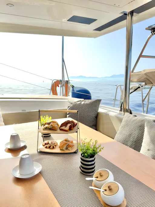 Premium Catamaran Cruise to Dia Island