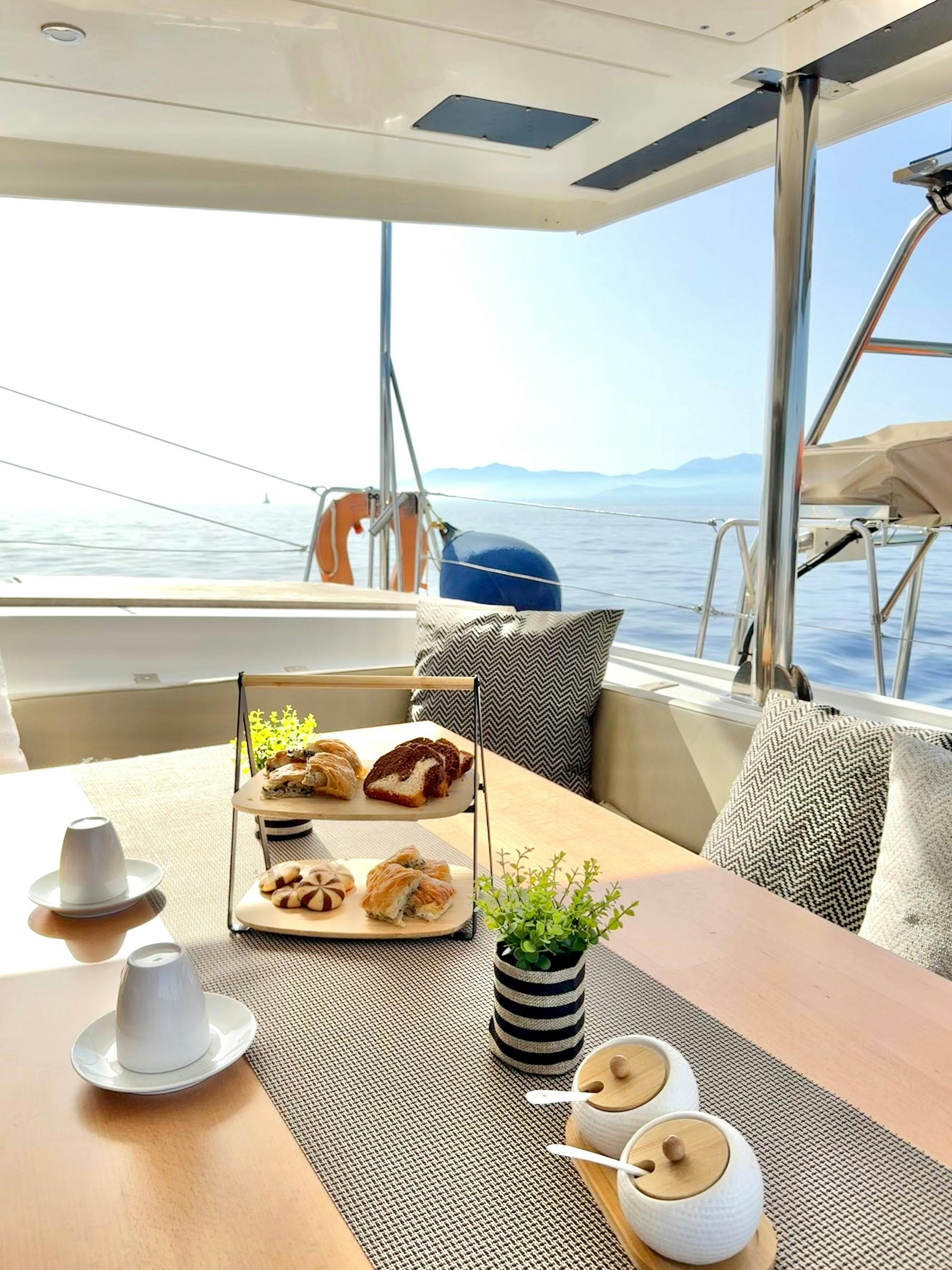 Premium Catamaran Cruise to Dia Island