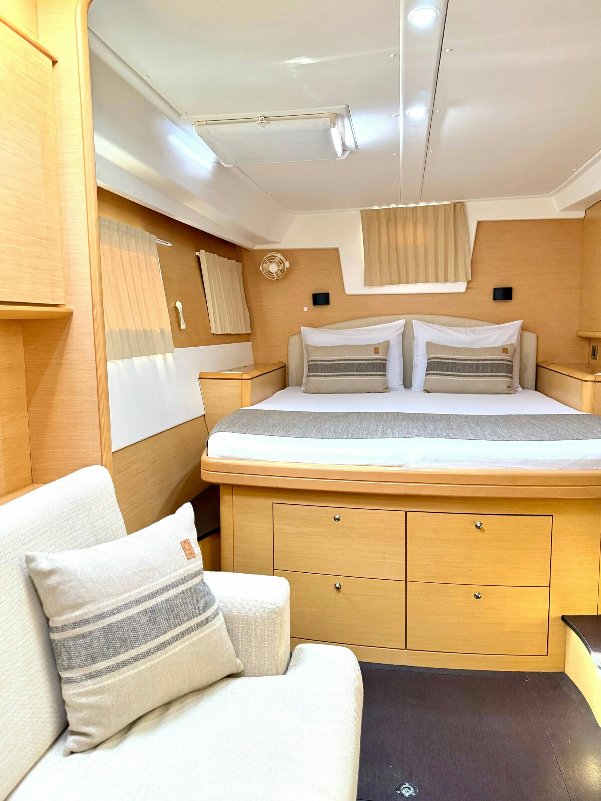 Premium Catamaran Cruise to Dia Island