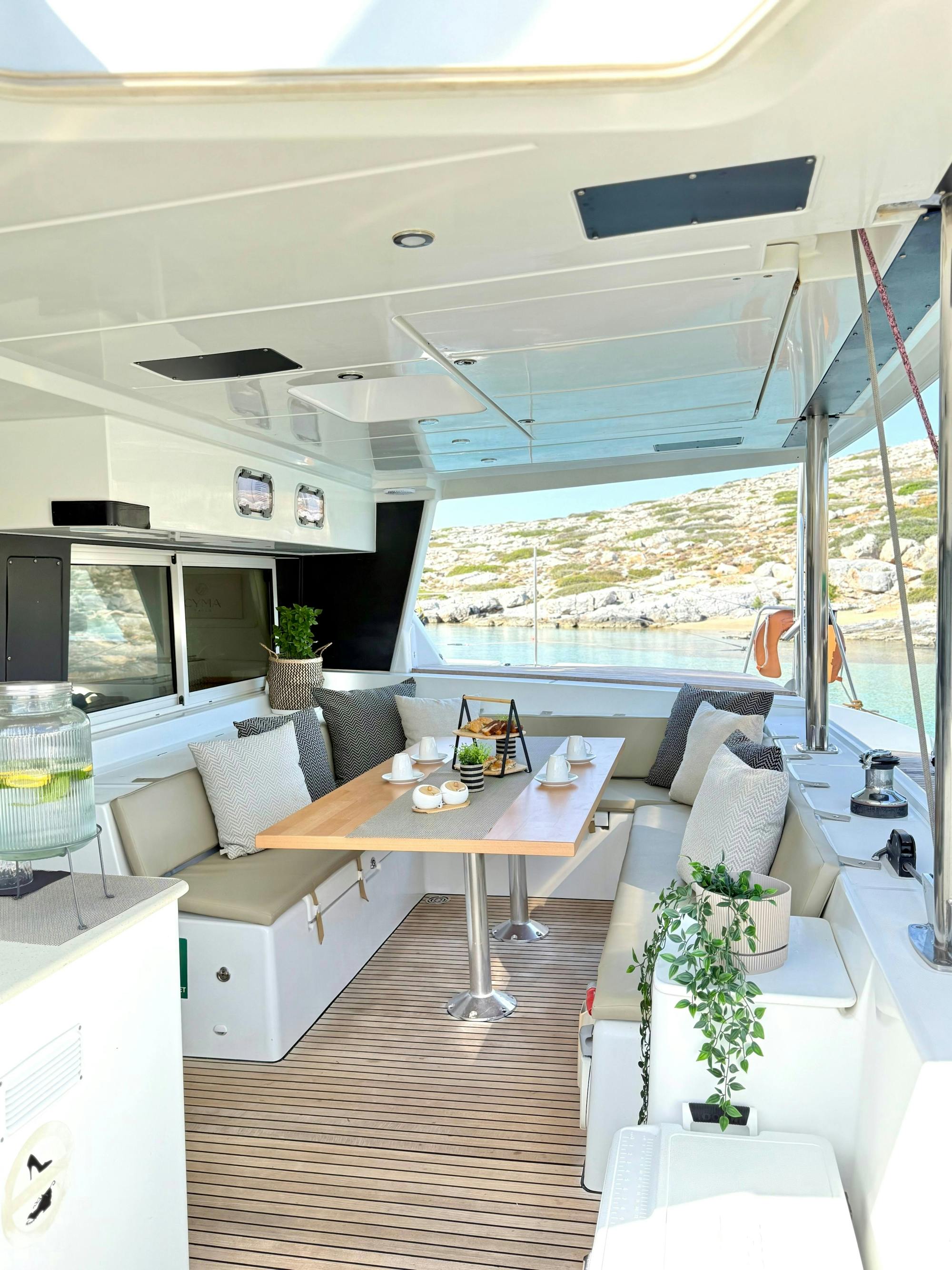 Premium Catamaran Cruise to Dia Island