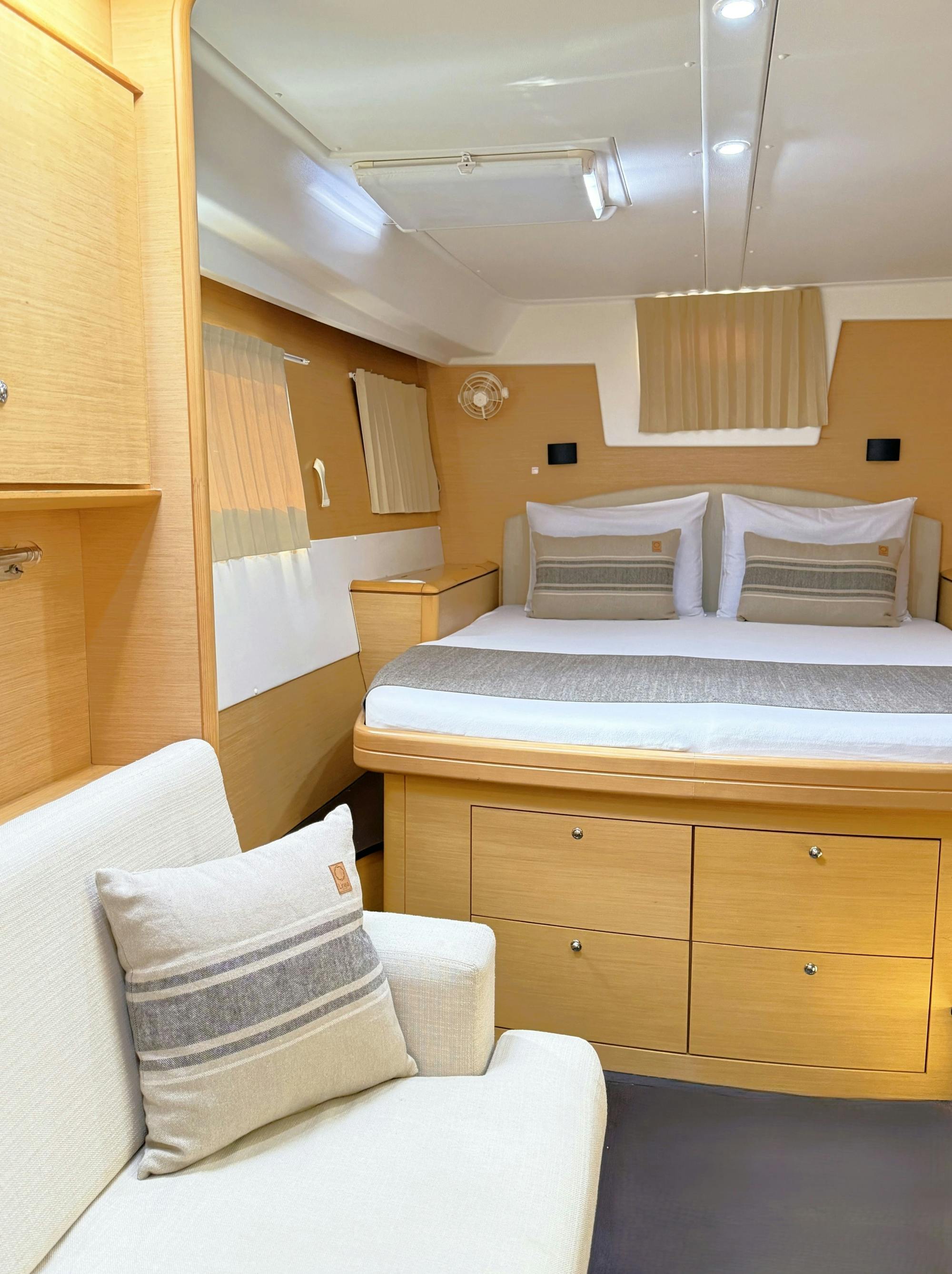 Premium Catamaran Cruise to Dia Island