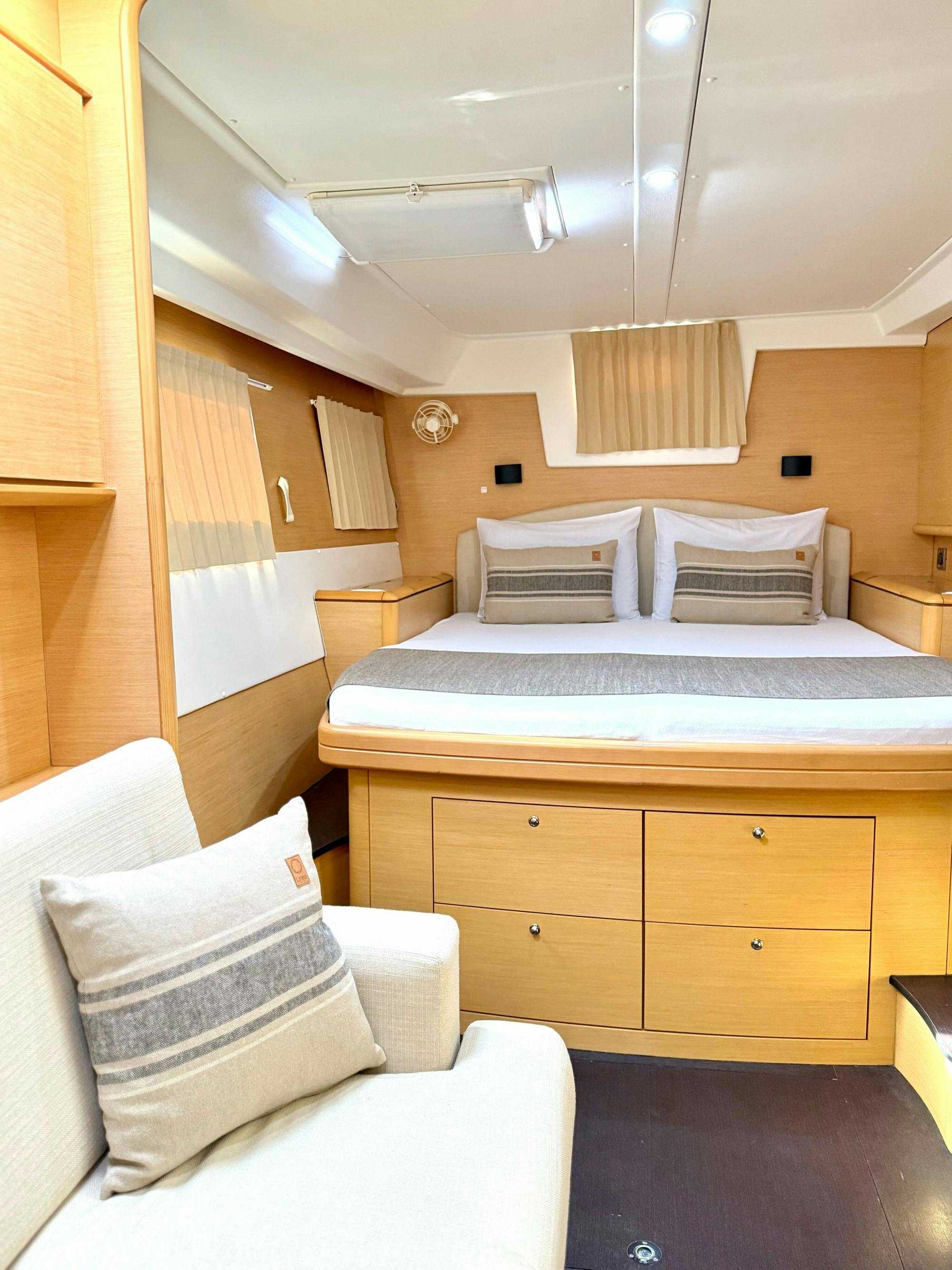 Premium Catamaran Cruise to Dia Island