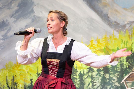 Familie Gundolf Tiroler Folkloreshow in Innsbruck mit Dinneroption