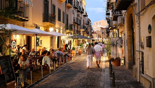 Abendlicher Pendelverkehr von Campofelice nach Cefalù in Sizilien