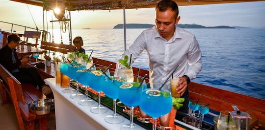 Passeio de barco ao pôr do sol, somente para adultos, saindo de Dubrovnik, com coquetéis e canapés