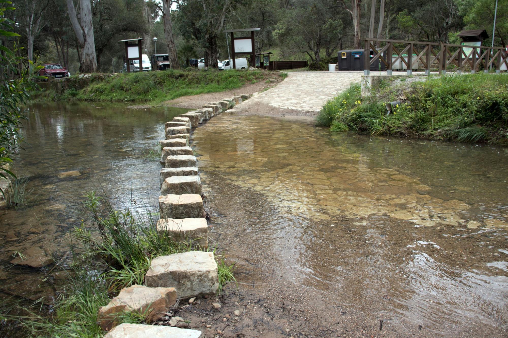 Serra do Caldeirão by 4x4 with seasonal swim stop