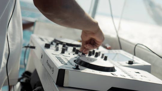 Fiesta en catamarán sólo para adultos en la Costa Blanca con paradas para nadar