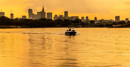 Cruzeiro privativo de barco a motor ao pôr do sol no Rio Vístula com prosecco