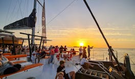 Experiencia en catamarán al atardecer en el Castillo de Sancti Petri