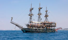 Cruzeiro de barco pirata saindo de Manavgat