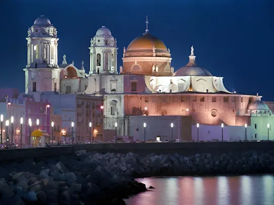Guided tour of medieval Cadiz landmarks and history
