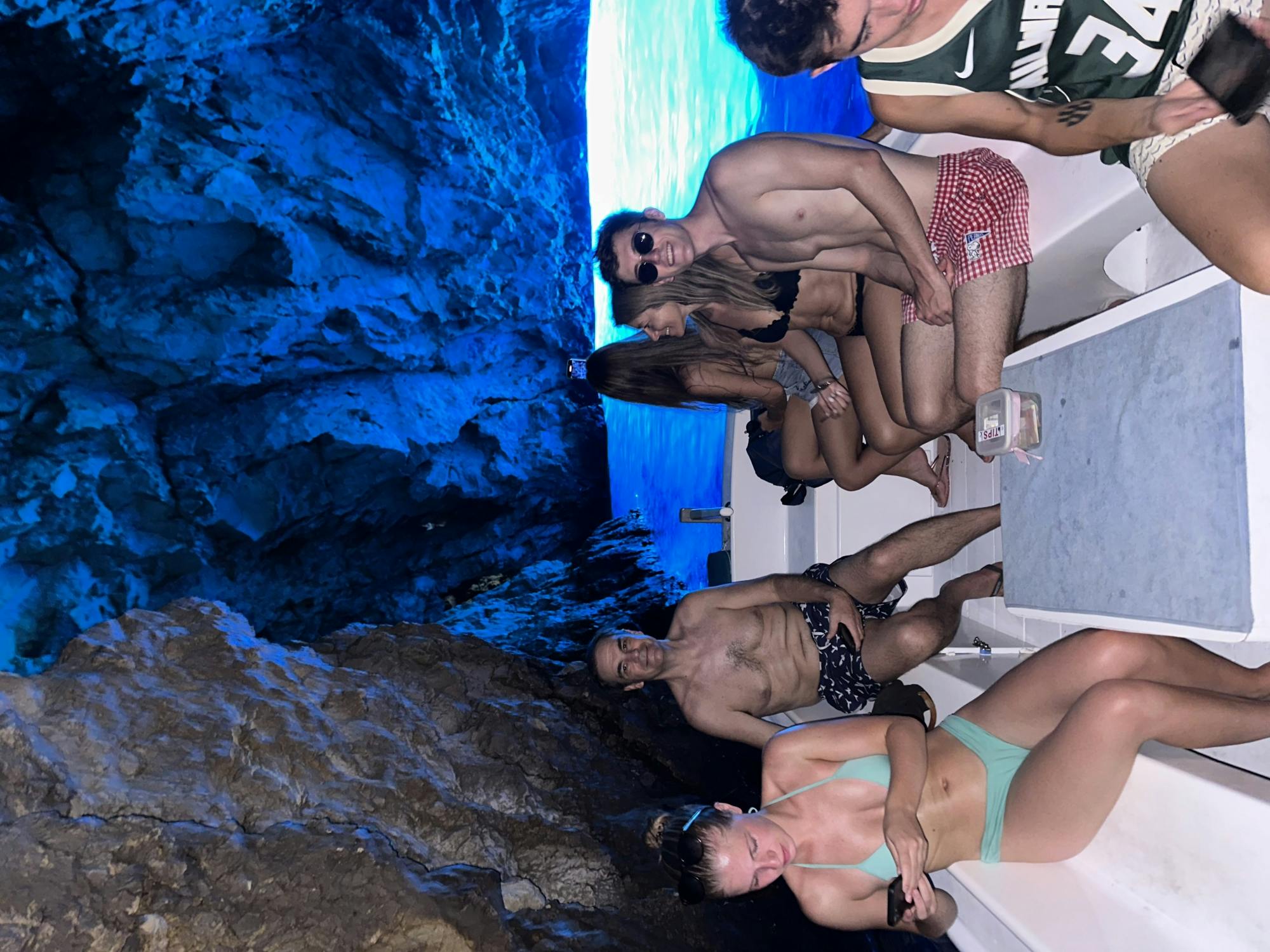 Tour diviso per piccoli gruppi alla Grotta Azzurra e alle Grotte Costiere