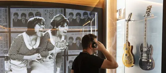 Bilhete de entrada para o Barcelona Immersive Rock Museum Guitar Legends Hall