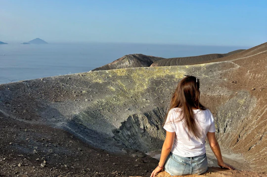 Guided hike to the great crater of Vulcano Island