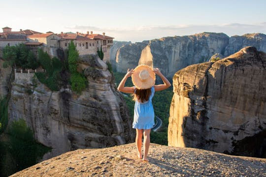 Excursão de dia inteiro aos mosteiros de Meteora e às Cavernas dos Eremitas saindo de Atenas