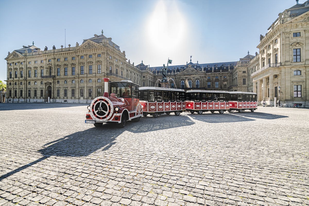 Würzburg Stadtrundfahrt mit der Bimmelbahn mit Abfahrt an der Residenz