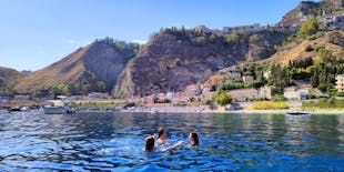 Crociera con aperitivo nella baia di Taormina in Sicilia