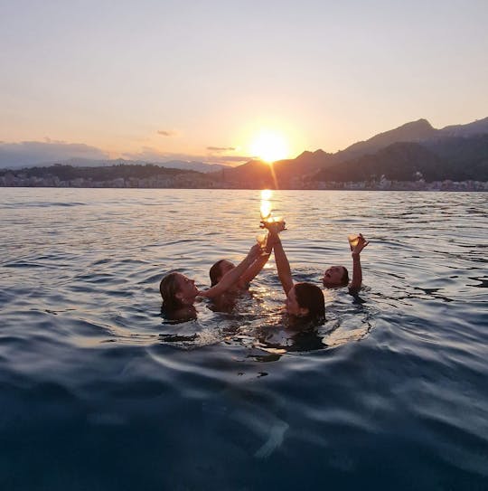 Cruzeiro na Baía de Taormina com degustação de vinhos e licores na Sicília