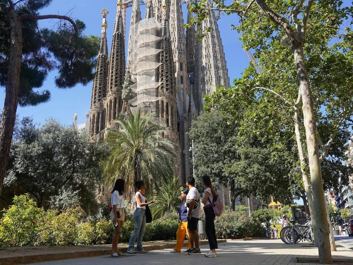 Park Güell and Sagrada Familia guided tour with tower access