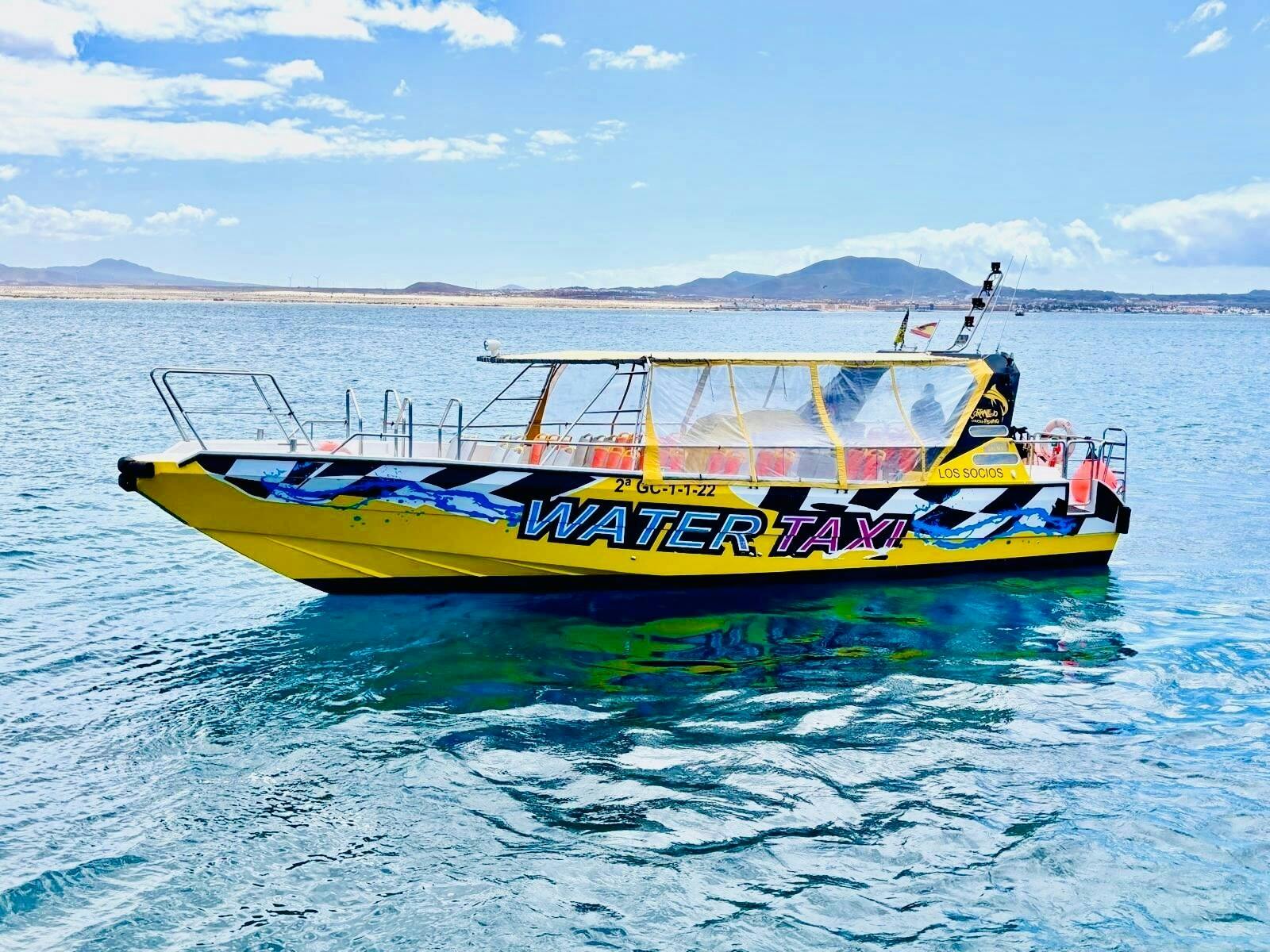 Full-day guided tour of Fuerteventura with Lobos Island by speedboat