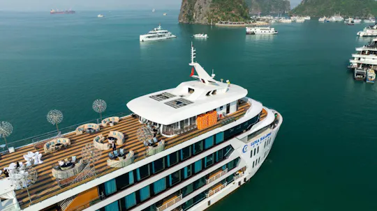 Passeio de um dia por Ha Long em um cruzeiro de luxo com almoço buffet e festa ao pôr do sol