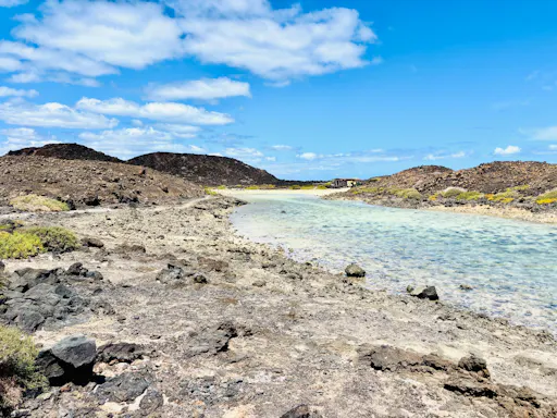 Full-day guided tour of Fuerteventura with Lobos Island by speedboat