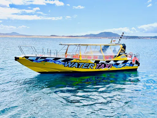 Full-day guided tour of Fuerteventura with Lobos Island by speedboat