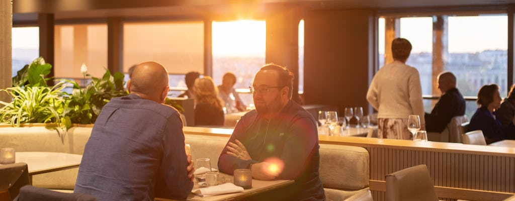 Cena al Madame Brasserie all'interno della Torre Eiffel di Parigi