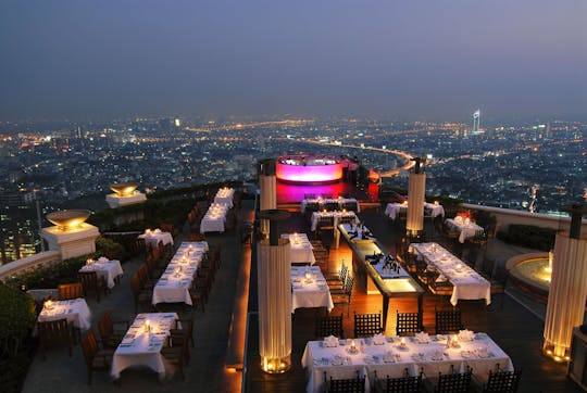 Experiencia gastronómica en la azotea del Banyan Tree Vertigo con vistas panorámicas