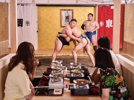 Spectacle de sumo, fondue de poulet et mochi pilé