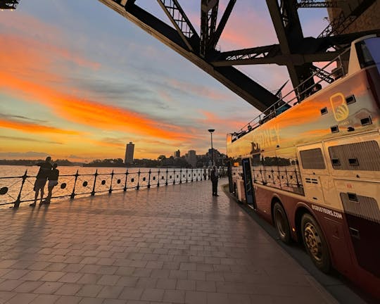 Passeio noturno em ônibus de dois andares aberto por Sydney com guia