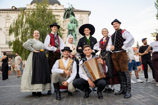 Cena y espectáculo tradicional esloveno de 2 horas